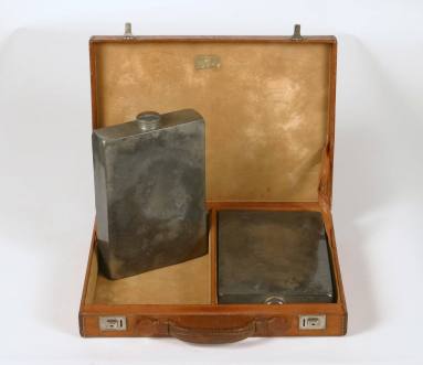 Gentleman's case with 2 flasks