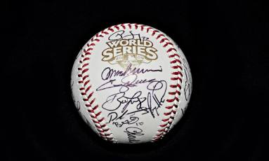 Autographed Baseball, World Series Team Philadelphia Phillies - Cliff Lee
