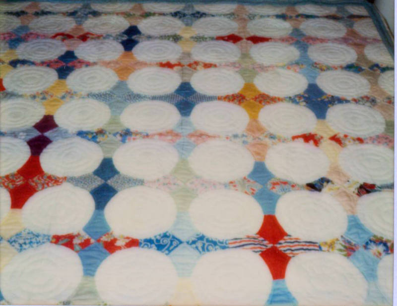 Quilt with snowball pattern