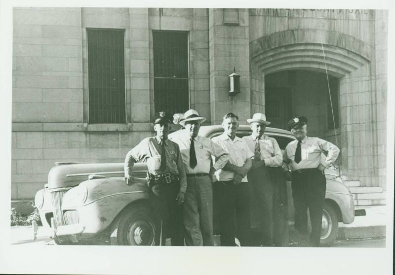 Gus Caple photo of men in front of Pulaski Co. jail