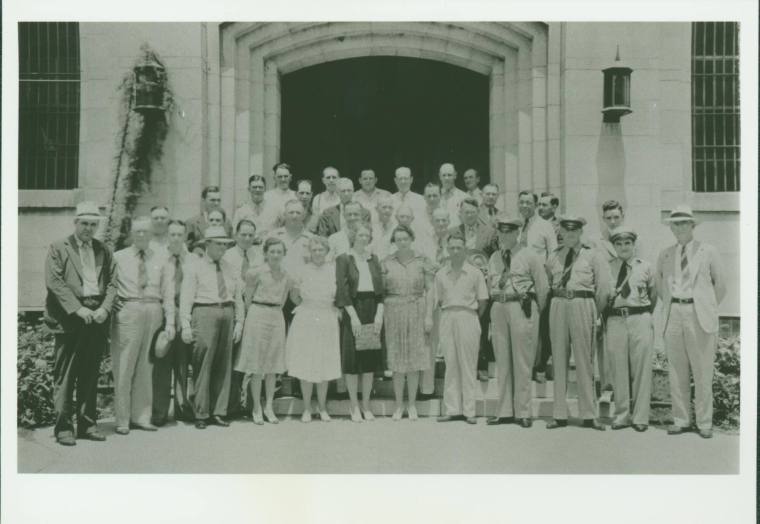 Gus Caple photo of group in front of Pulaski Co. jail