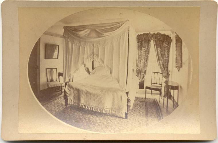 Photo of Washington's bed chamber in Mt. Vernon