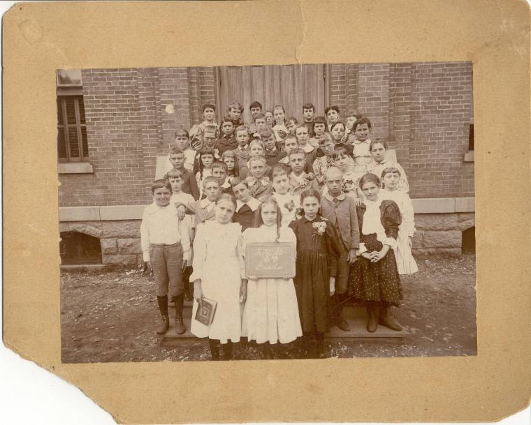 Photo of Keatts Biscoe with her 6th grade Scott St. School class