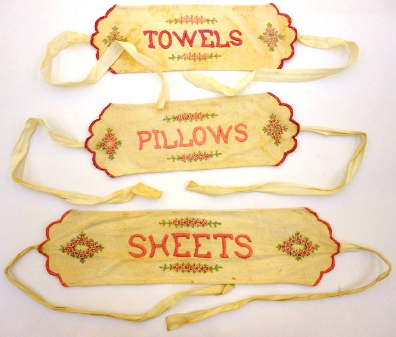 Ties for domestic linen set