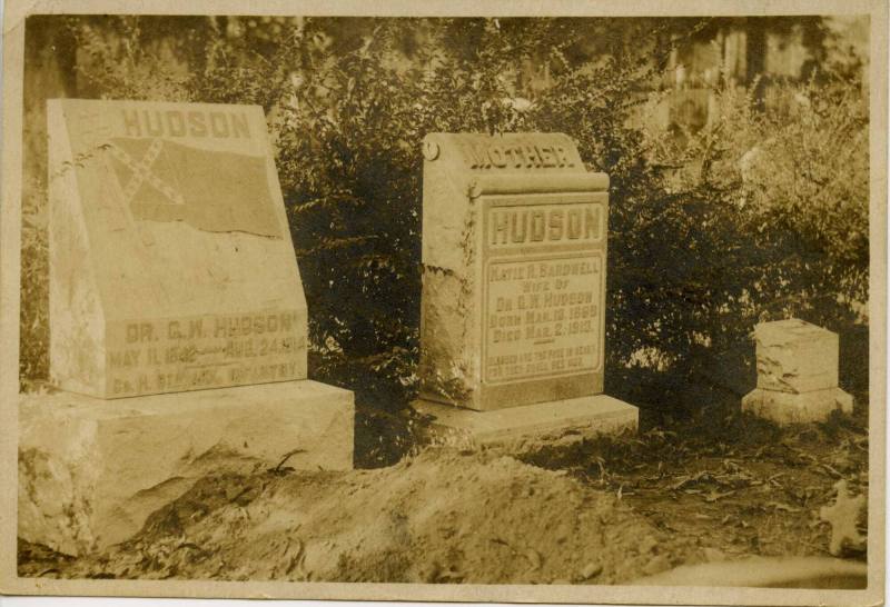 Photograph, Albumen - Grave of Dr. G.W. Hudson in Camden